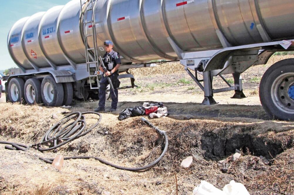 La SPP informó que de abril de 2014 a noviembre de 2016 se recuperaron 2 millones 670 mil 505 litros de combustible extraído ilegalmente de Pemex. (ARCHIVO EL UNIVERSAL)
