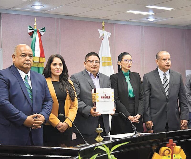 La encargada de la Oficina de Programa de Gobierno, Waltraud Martínez, y el secretario de Gobierno, Eric Cisneros, presentaron el documento. TOMADA DE FACEBOOK