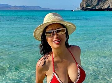 Salma Hayek celebra sus 57 años feliz y en precioso bikini rojo
