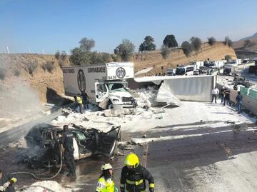 Cierran la autopista México-Puebla por aparatoso accidente de tráiler; hay una mujer muerta
