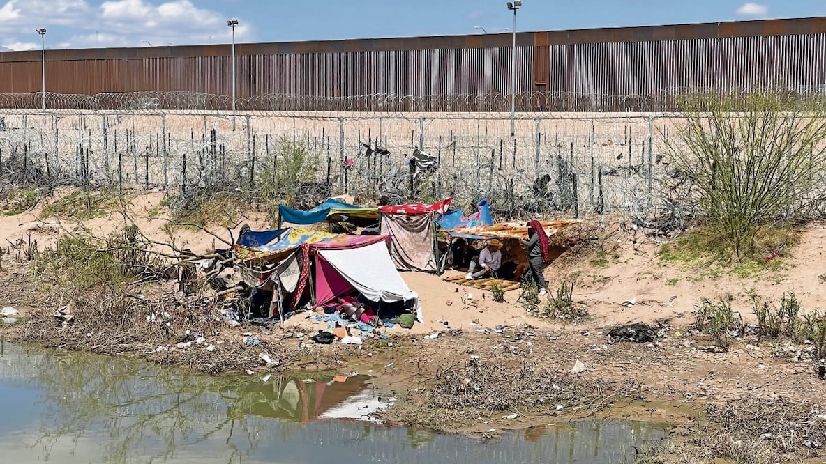 Los migrantes usaron palos, cobijas, toallas y prendas para montar los campamentos. Foto: Paola Gamboa | El Universal