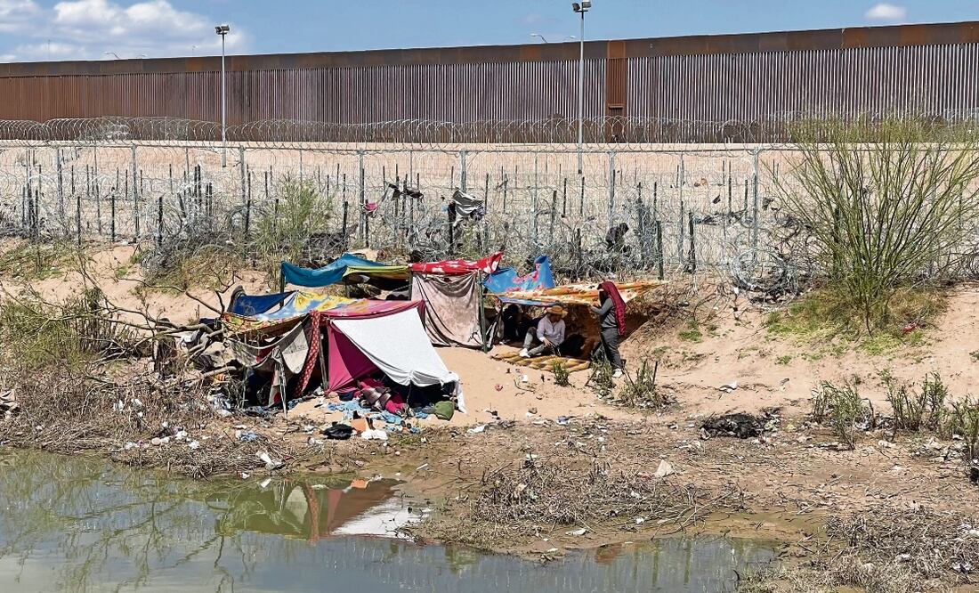 Los migrantes usaron palos, cobijas, toallas y prendas para montar los campamentos. Foto: Paola Gamboa | El Universal