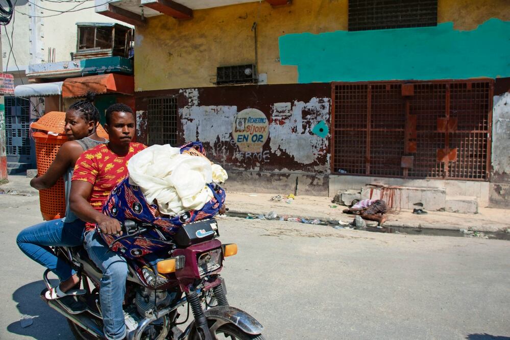 Haitianos abandonan sus hogares ante el aumento de la violencia de las pandillas, en Puerto Príncipe. Foto: AFP
