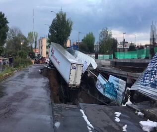 Tráiler cae en socavón en avenida Oceanía