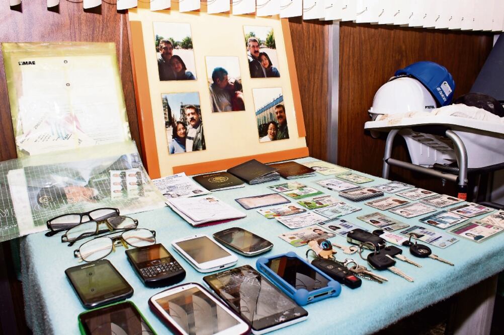 A los documentos oficiales les dan un periodo de tres meses para que los recojan y posteriormente se mandan a las dependencias que los expidieron; los aparatos electrónicos se envían a los contenedores de Reciclatón de la Semovi (JENIFER NAVA)