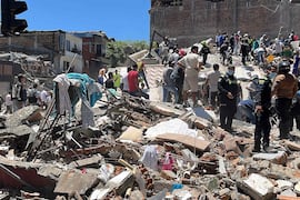 Rescatistas buscan sobrevivientes entre los escombros de un edificio colapsado en Pereira, Colombia. FOTO: ROBERTO BETANCOURT. AFP