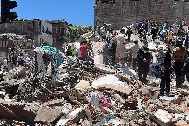 Terremoto de 7.4 sacude Colombia; hay más de un centenar de muertos
