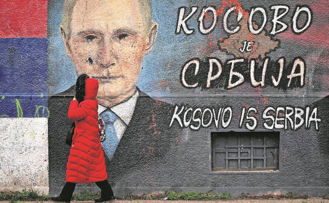 Un retrato del presidente ruso Vladimir Putin (izq.) y el mapa de Kosovo, que dice "Kosovo es Serbia", en Belgrado. Foto: Andrej Isakovic / AFP