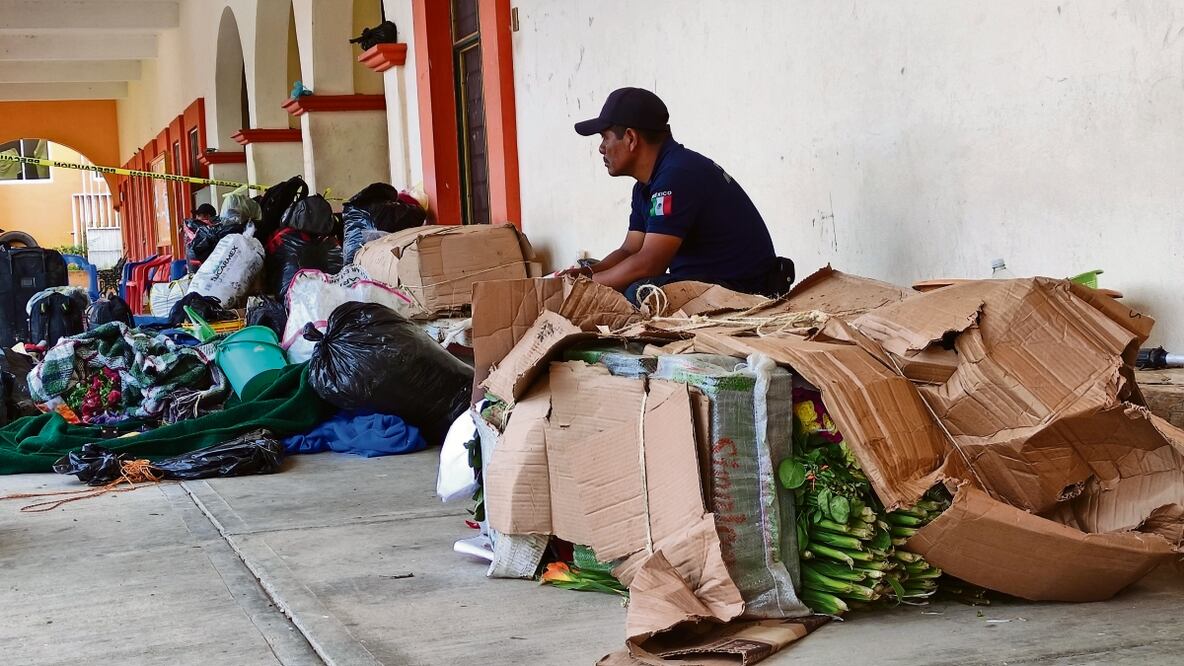 Antes de tomar el camión, los pasajeros comienzan a hablar con sus familiares para despedirse, repitiendo una y otra vez que “todo va a estar bien”.  Foto:  Juana García/EL UNIVERSAL