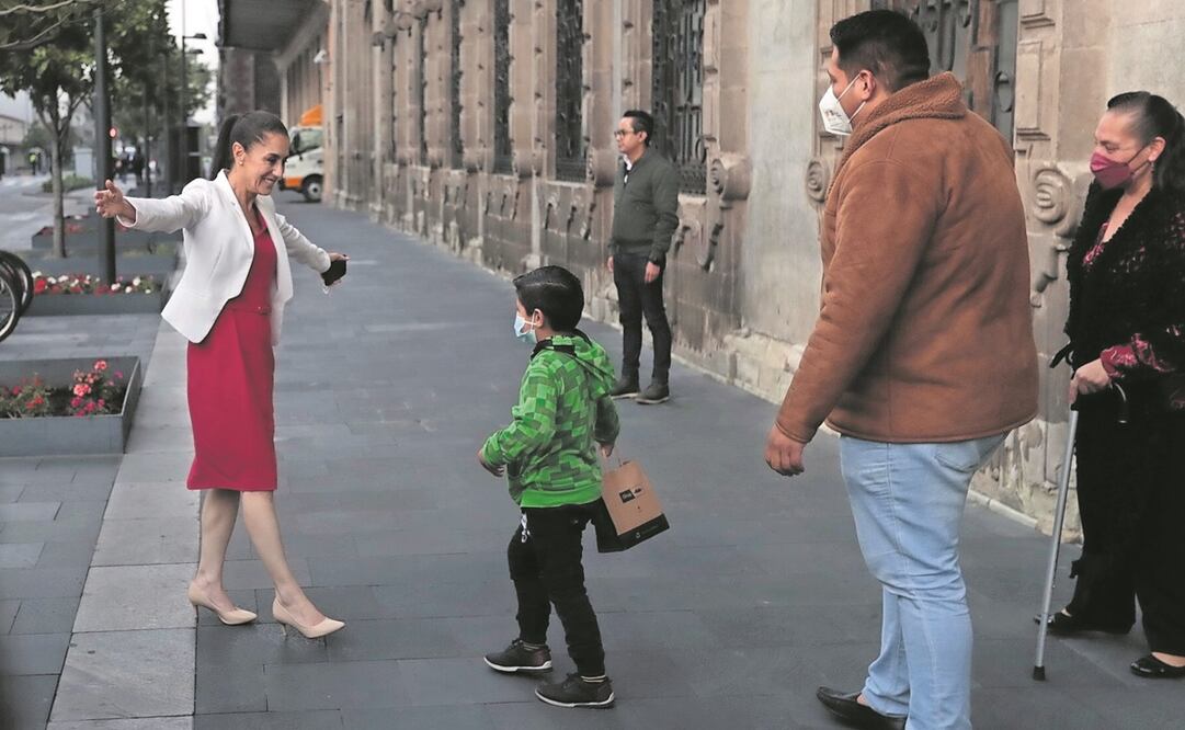 Un pequeño y su familia esperaron a la mandataria afuera del Ayuntamiento para felicitarla.