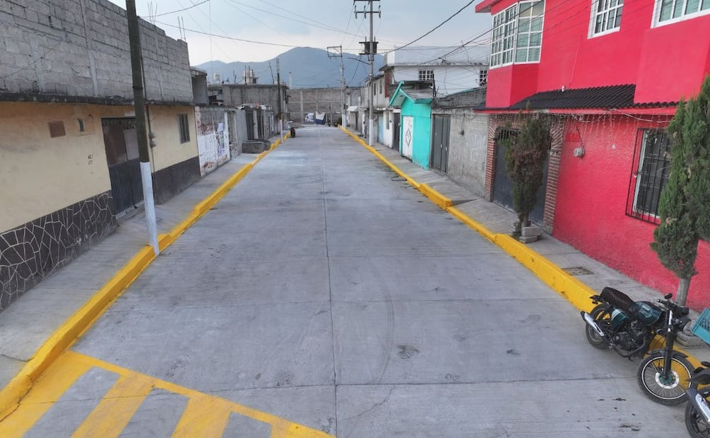 José Antonio Ávila Pardo entregó una paloma mensajera a la alcaldesa para agradecer la construcción de una rampa de acceso. | Foto: Especial.