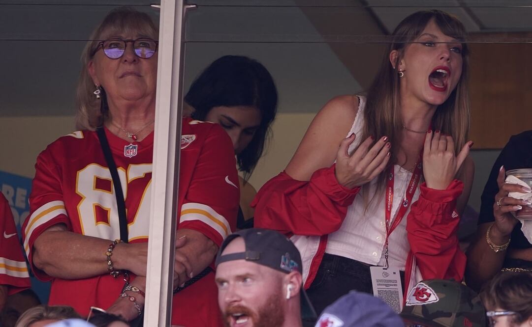 Travis Kelce respondió cómo se la pasó la cantante dentro del palco del equipo. Foto: AP