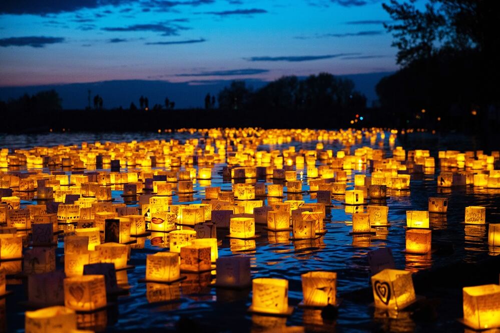 Las linternas se adorna con dibujos o mensajes positivos. Foto: Water Lantern Festival