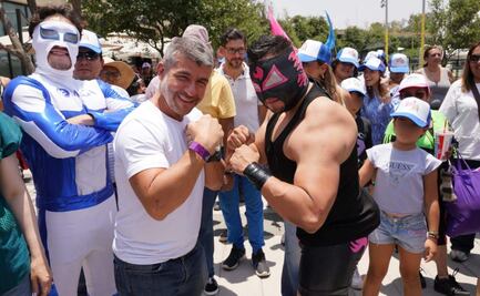Mauricio Tabe celebra con decenas de pequeños el Día del Niño en Parque Aztlán; hubo exhibición de lucha libre