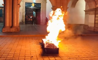 Familia de ambientalista asesinado protesta en Oaxaca; queman ataúd para exigir justicia frete a palacio nacional