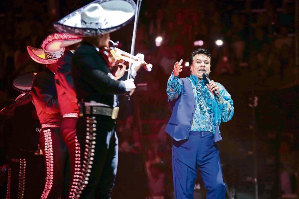 Hasta ahora, lo que todos saben es que Juan Gabriel crió cuatro hijos (ARCHIVO EL UNIVERSAL)