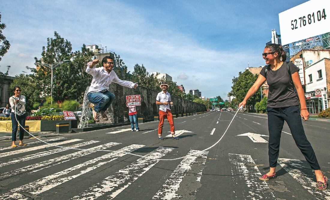 El Comité Ciudadano de la colonia Roma busca detener la obra por la vía legal. En la imagen hacen juegos recreativos sobre la Avenida Chapultepec (CRISTOPHER ROGEL BLANQUET. EL UNIVERSAL)