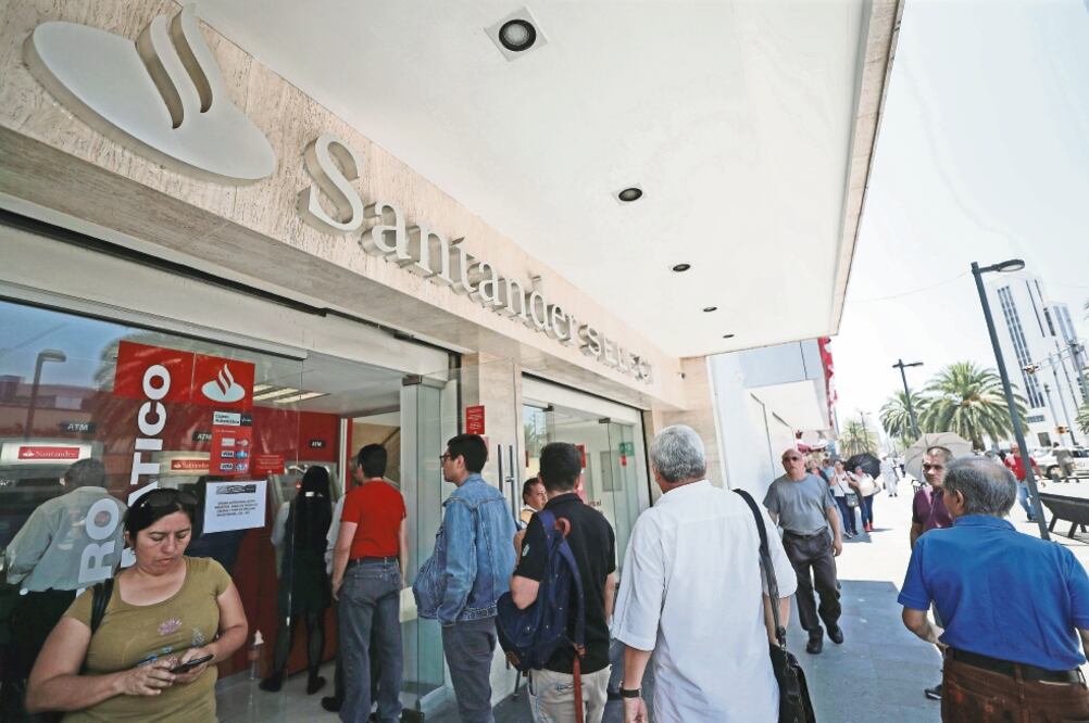 Banxico promovió que si un cliente contrata un crédito de nómina, en caso de cambiarse a otro banco, debe liquidar primero el préstamo (ARCHIVO EL UNIVERSAL)