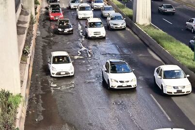 Fuga de agua y baches paralizan Periférico