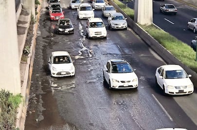 Fuga de agua y baches paralizan Periférico