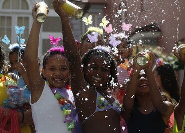 Hasta los niños salen de parranda en el Carnaval de Río de Janeiro