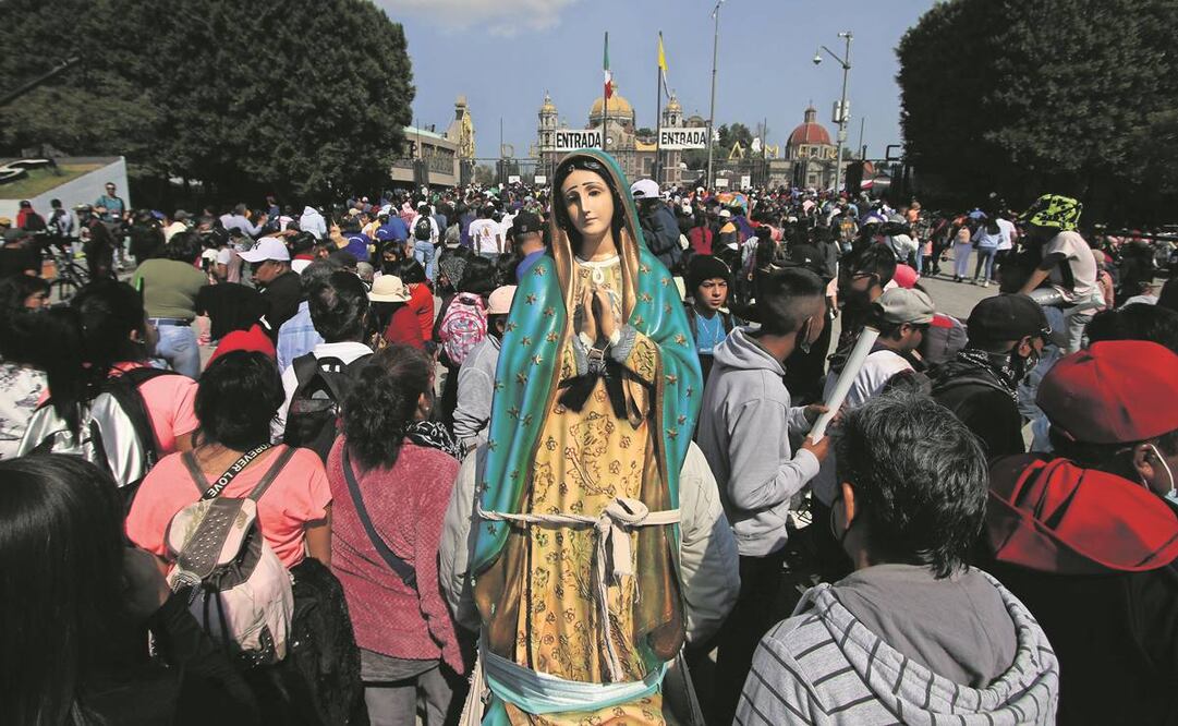 A la entrada del templo mariano se formaron ríos de gente que buscaban dar gracias a la Virgen de Guadalupe. Las caravanas llegaron de estados como Puebla, Veracruz, Tlaxcala y Querétaro. 
