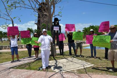 Desaforan simbólicamente a "El Bronco" en Cancún