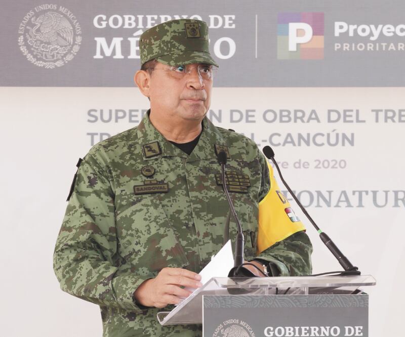 El titular de la Sedena, Luis Cresencio Sandoval, ayer en un evento para supervisar obras del Tren Maya. Foto: PRESIDENCIA