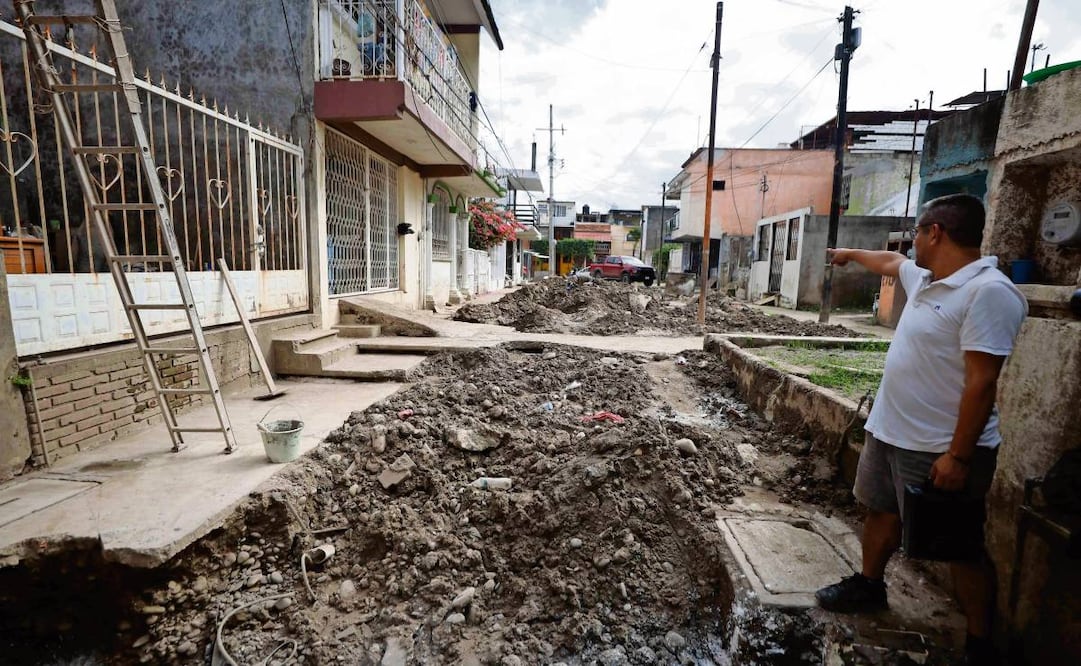 Poza Rica está lejos de retomar la normalidad, que perdió cuando las lluvias provocaron el desborde del río Cazones, en octubre pasado. Vecinos de varias colonias se han visto obligados a encargarse de la reconstrucción del drenaje. Algunas familias se han ido de la ciudad y otras sobreviven con las ayudas que reciben. A causa de los daños sufridos, algunas escuelas no han vuelto la normalidad. Foto: Diego Simón Sánchez / EL UNIVERSAL