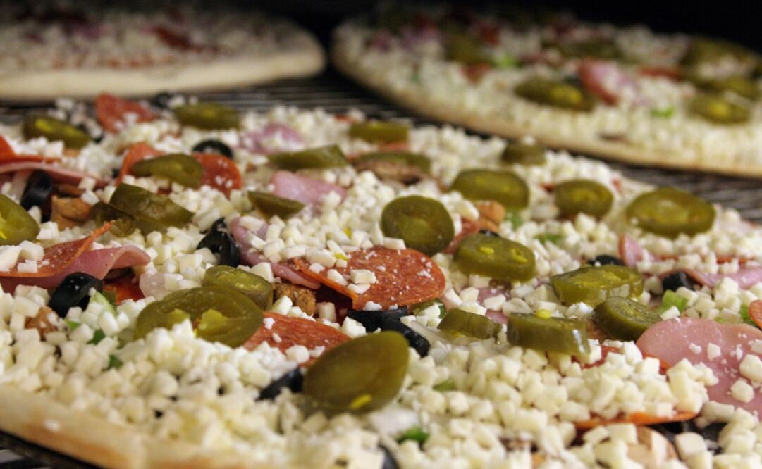 Pizza with toppings - Photo: Jahi Chikwendiu - AP/The Washington Post