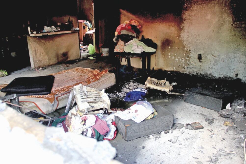 Policías y bomberos llegaron a sofocar el fuego de la vivienda donde vivían Gudelia, de 52 años, y a su hija Kenia, de 13, después se percataron que en el lugar estaban los cuerpos de ambas mujeres (ARTURO DE DIOS PALMA. EL UNIVERSAL)
