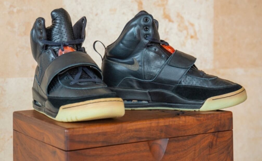 Zapatos que Kanye West usó en los Grammy, se convierten en los más caros del mundo