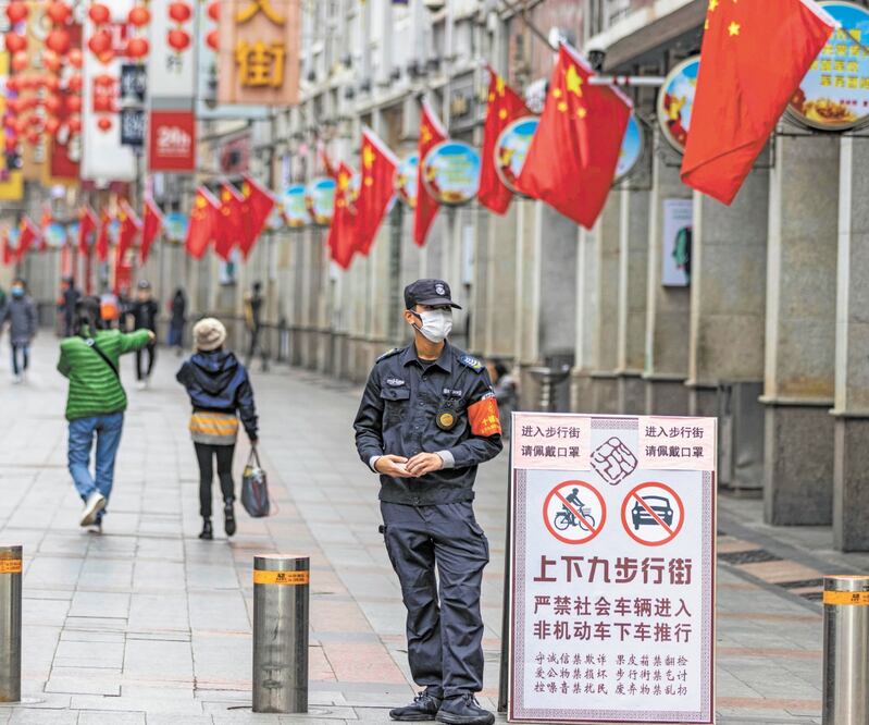 Efecto. Empresas como Apple, McDonald's, Starbucks, entre otras, están cautelosas ante las afectaciones que pueden tener en China. ALEX PLAVEVSKI. EFE