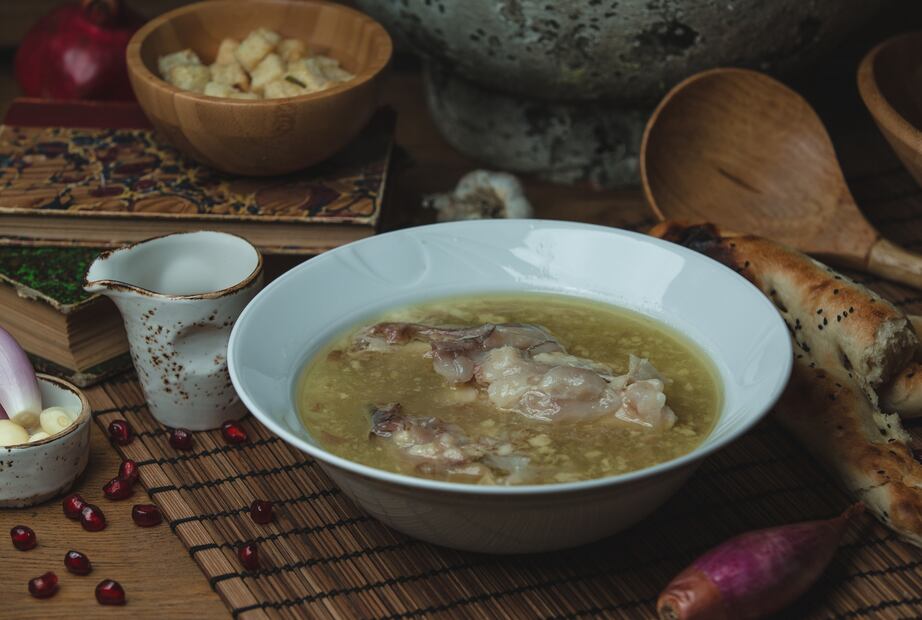 El caldo de huesos destaca por su aporte natural de colágeno. Foto: Freepik