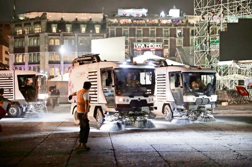 Después de la celebración de Independencia, 800 personas fueron las encargadas de limpiar los desechos que quedaron en la plancha del Zócalo capitalino, de Tacuba a Izazaga y de Correo Mayor a 5 de Febrero (FOTOS: IVÁN STEPHENS. EL UNIVERSAL)