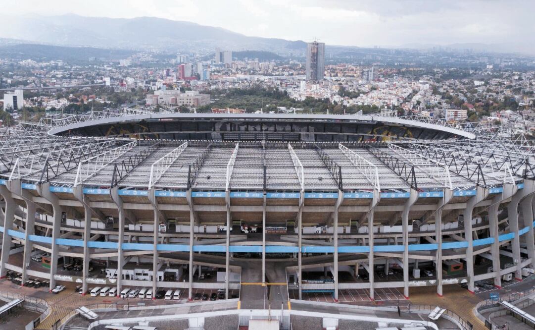 Debido a las malas condiciones del césped en el Estadio Azteca, fue cancelado el Monday Night Football entre los Rams y los Chiefs de la NFL. Fotografía: AP