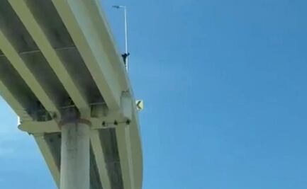 Muere policía municipal tras arrojarse de un puente vial en León, Guanajuato; "No se pongan tristes", el mensaje que dejó en video