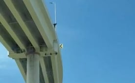 Muere policía municipal tras arrojarse de un puente vial en León, Guanajuato; "No se pongan tristes", el mensaje que dejó en video