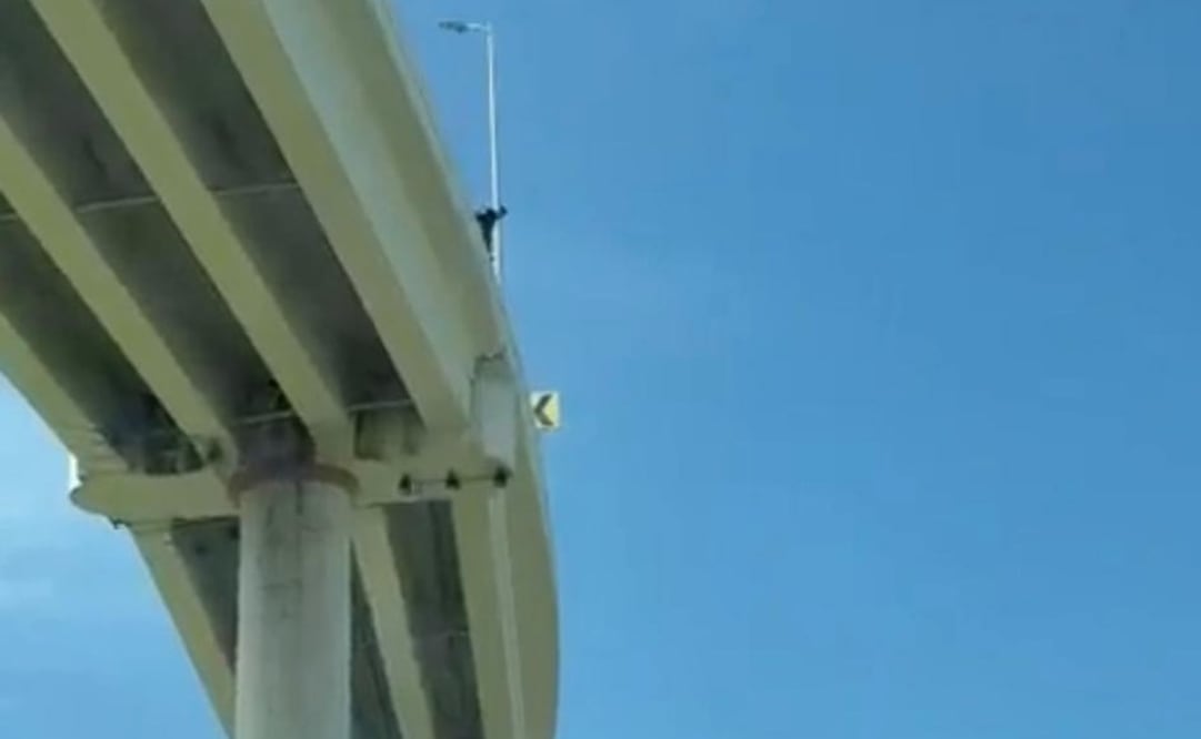 Muere policía municipal tras caer de un distribuidor vial en León, Guanajuato; previamente difundió video sobre su depresión
Foto: Especial.