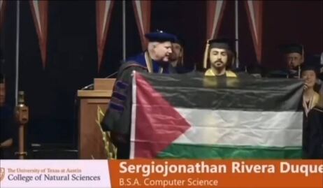 Alumno protesta con bandera de Palestina en ceremonia de graduación de la Universidad de Texas