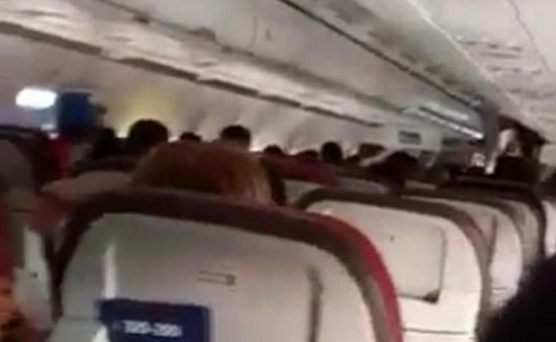 Interior del avión en emergencia. Foto: Tomada del video