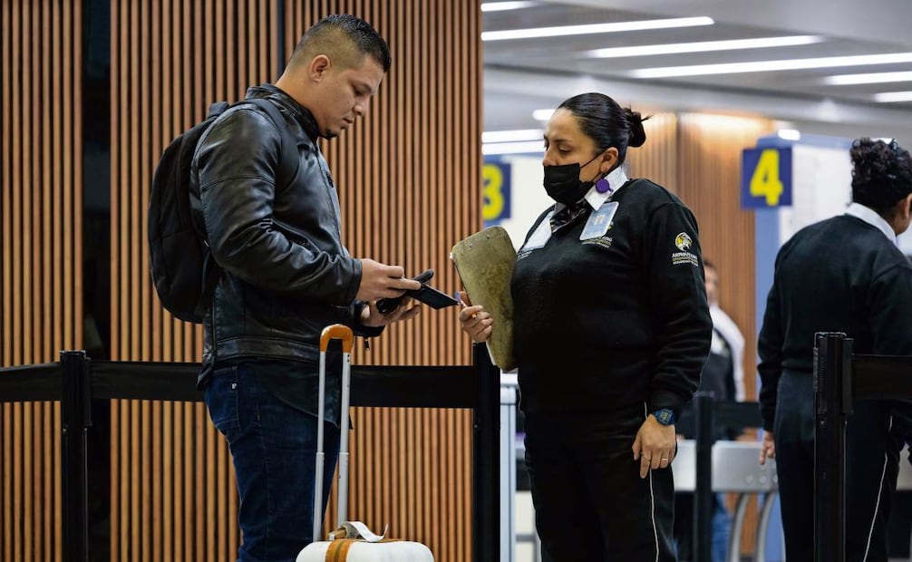 El AICM apunta a agilizar el ingreso de usuarios y evitar errores mediante la contratación de dispositivos tecnológicos. Foto: Hugo Salvador / EL UNIVERSAL