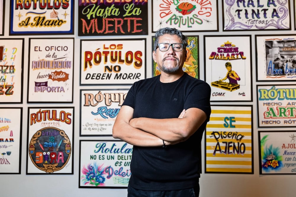 Luis Miguel León, director de la galería José María Velasco, que exhibe Los rótulos no deben morir. Foto: de Hugo Salvador. El Universal