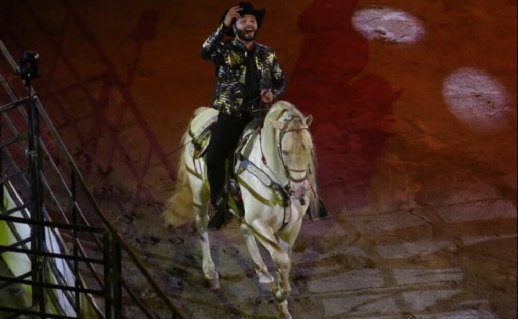 Pepe Aguilar rinde homenaje a Vicente Fernández en su show presencial 