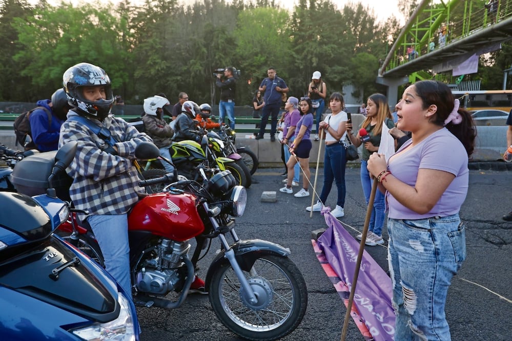 Integrantes del colectivo Hermanas Aliadas mantuvieron cerrado Periférico Norte por cinco horas, tras el caso de abuso a una niña. Foto: Valente Rosas / EL UNIVERSAL