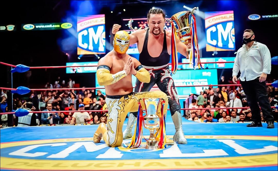 Ambos luchadores no dudaron en retarse tras finalizar su celebración. FOTO: CMLL