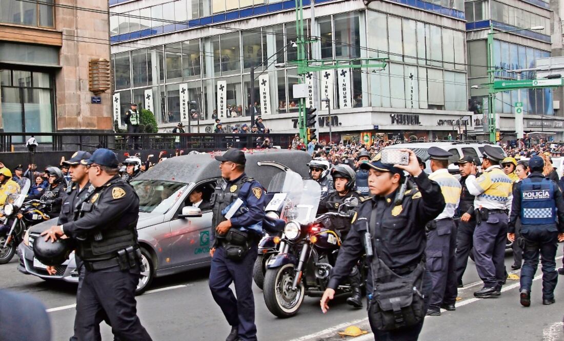 Llegada de las cenizas de Juan Gabriel al Palacio de Bellas Artes (IRVIN OLIVARES. EL UNIVERSAL)