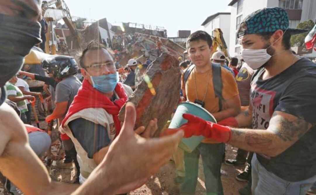 Search & rescue personnel in southern Mexico City – Pjoto: Luis Cortés/EL UNIVERSAL