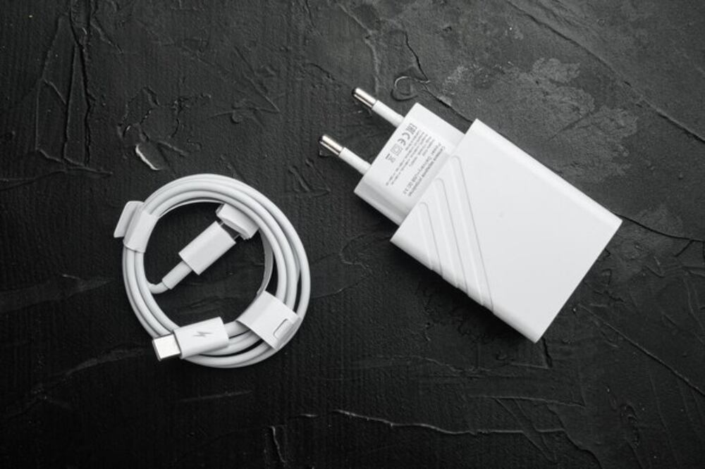 Te aclaramos las dudas más comunes sobre llevar cargadores en el avión. Foto: iStock