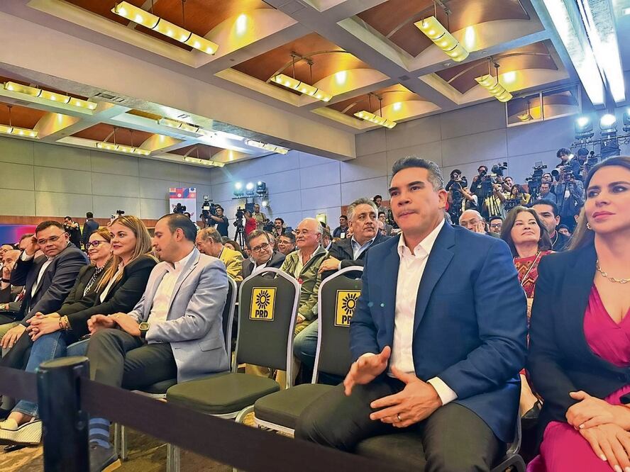 Las sillas reservadas para los dirigentes y representantes del PRD en el Frente Amplio por México se quedaron vacías tras anunciar una “pausa”. Foto: Especial